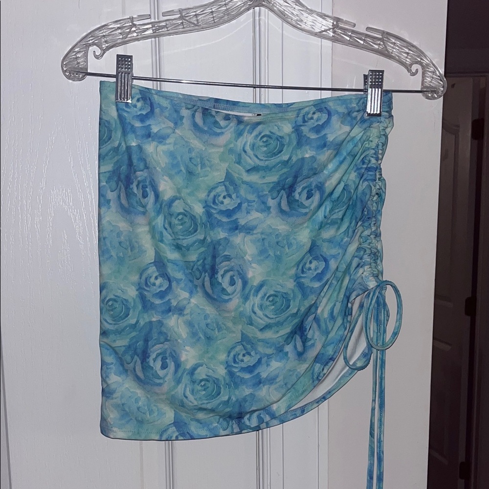 NWT Omighty blue watercolor floral side ruched skirt Size Small
